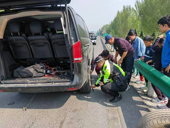 雨天车辆爆胎停滞高速公路 民警及时援助解危急