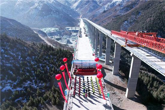 青海：乐都至化隆高速公路乐化隧道双幅贯通