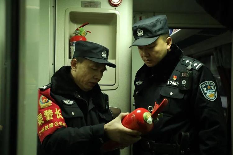 (新春走基层)广西乘警甘泉的跨省春运:夜班闹钟持续响了22年