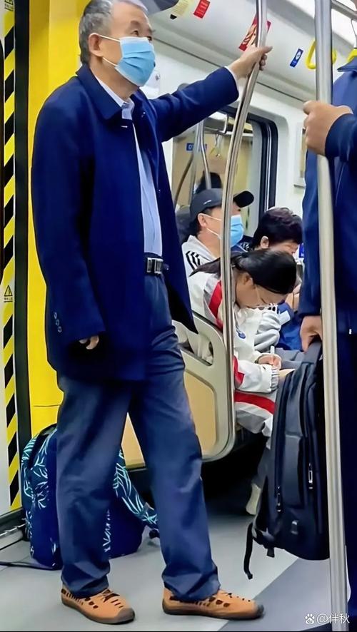 “赶紧把紧急按钮拍下去”!早高峰一老人腿卡地铁站台缝隙→