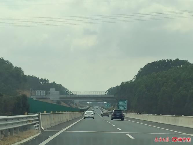 高速返程大流量陆续出现 雨天行车牢记“降速、控距、亮尾”