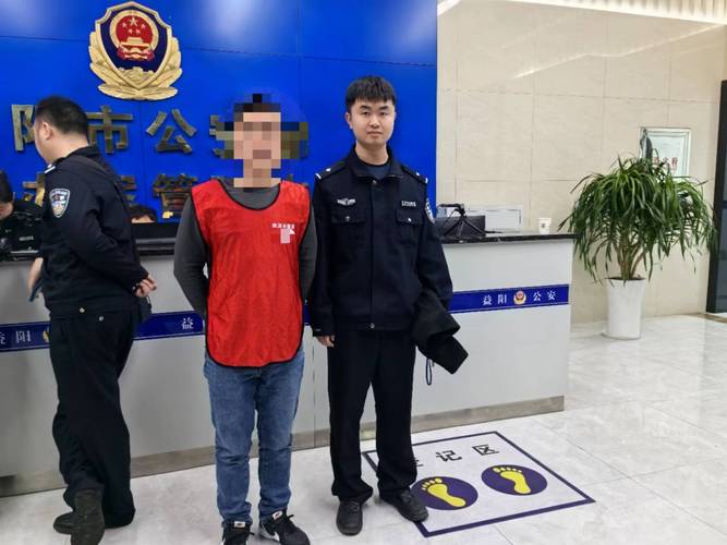 益阳一男子爬窗盗窃被抓,无法入户时连门外的鞋都不放过