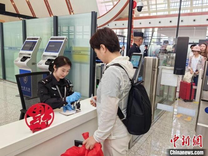 (新春走基层)中老铁路上的警花执勤专班:守边境、迎新春