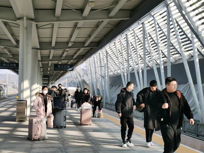 （新春走基层）大年初一 铁路“马里奥”在管道中守护回家路