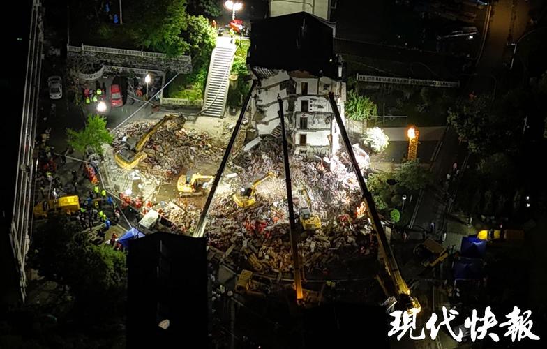 安徽铜陵市郊区大通镇居民楼坍塌事故现场发现第四名失联人员