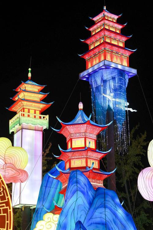 “京彩灯会”亮灯 自贡灯会时隔36年再度大规模亮相京城