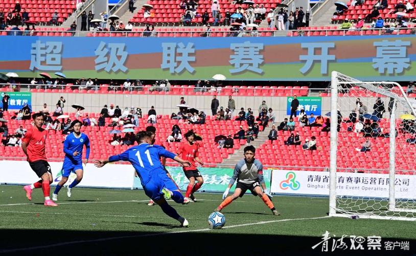 西藏拉萨河畔 青年驰骋高原“村超”足球赛场