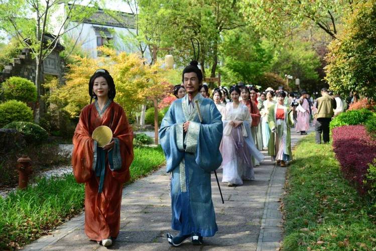 (新春走基层)浙江德清“燕”归蠡山 汉服时尚焕新千年古村