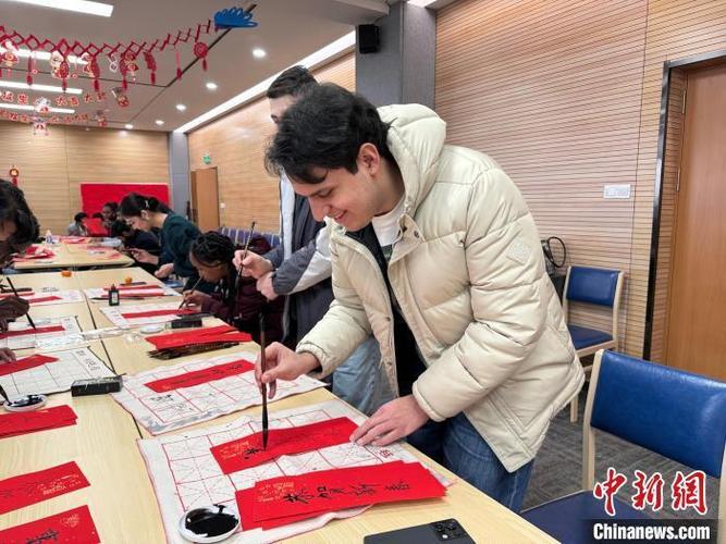 （新春走基层）洪都拉斯小伙的首个“西安年”：写“福”字、印年画、品小吃
