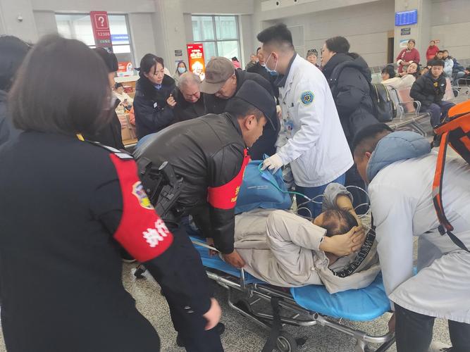 (新春走基层)乘客深夜车站突发哮喘 众人合力施救