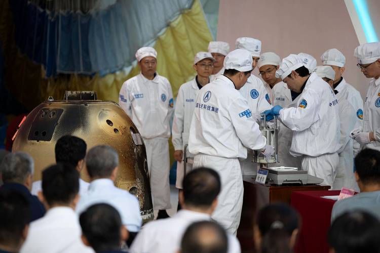 嫦娥六号上升器成功与轨道器和返回器组合体完成月球轨道交会对接