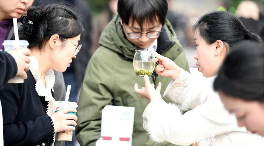 2025蒙顶山茶第一背篓茶在蓉城上市