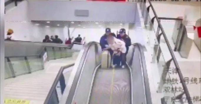 车门正关闭 一旅客从门内跌出晕倒在站台上 危急时刻……