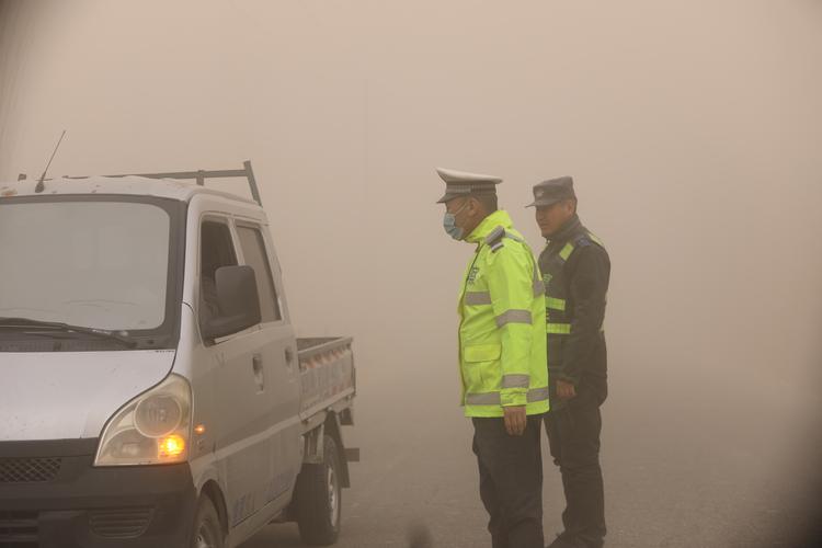 沙尘致青海前往新疆方向的道路交通管制 万人滞留