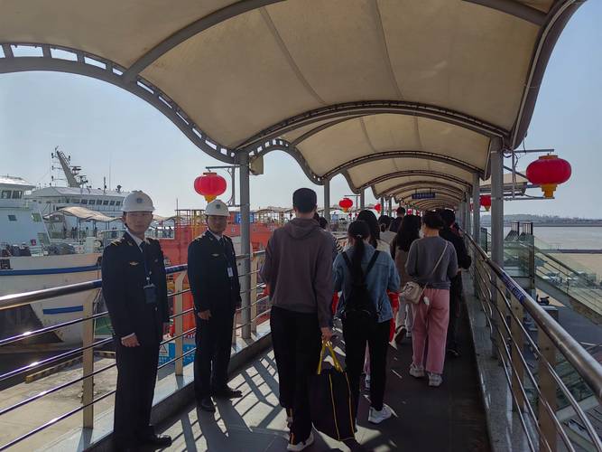 琼州海峡春运前三天运送旅客超34万人次 同比增加45.8%