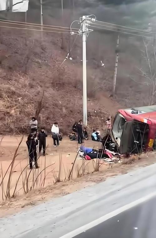 埃塞俄比亚发生大客车翻车事故 至少26人身亡