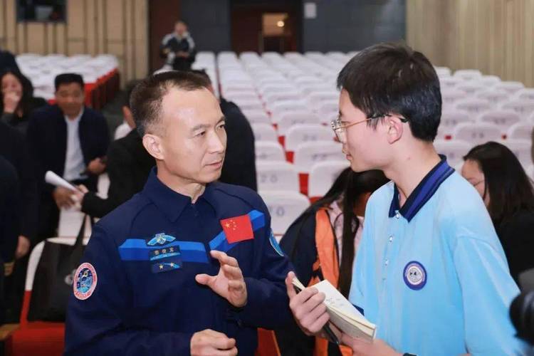 既要仰望星空更要脚踏实地 费俊龙与少先队员分享飞天故事