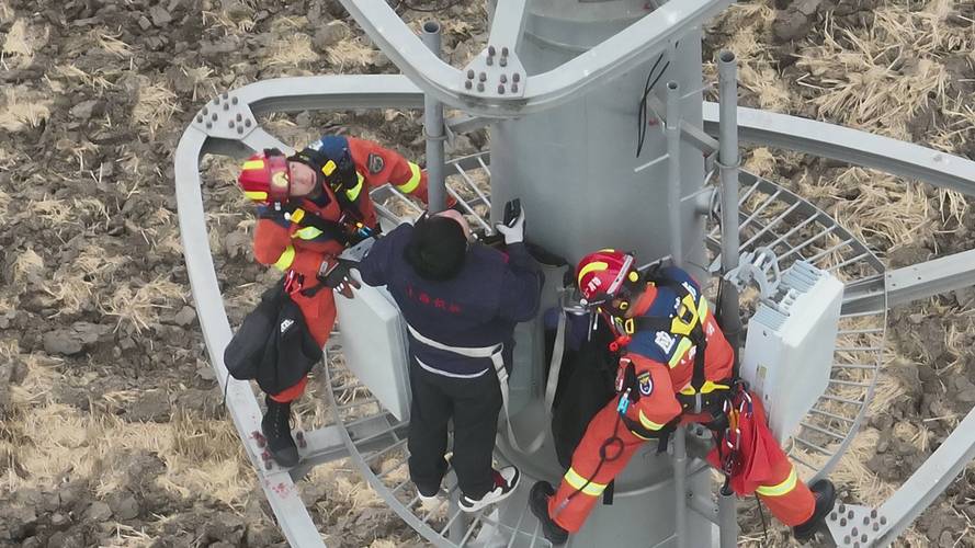福建龙岩河流冲垮桥梁11人被困 消防化身“空中飞人”成功救援
