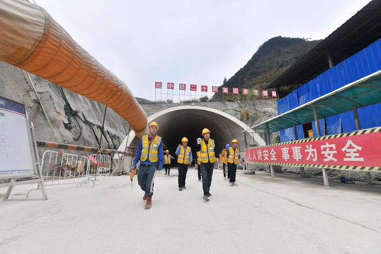 三清高速路面项目掀起大干热潮