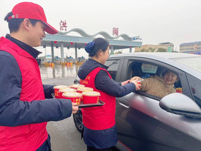 这个寒冷的早晨,淮南高速交警为滞留司乘人员免费送早餐