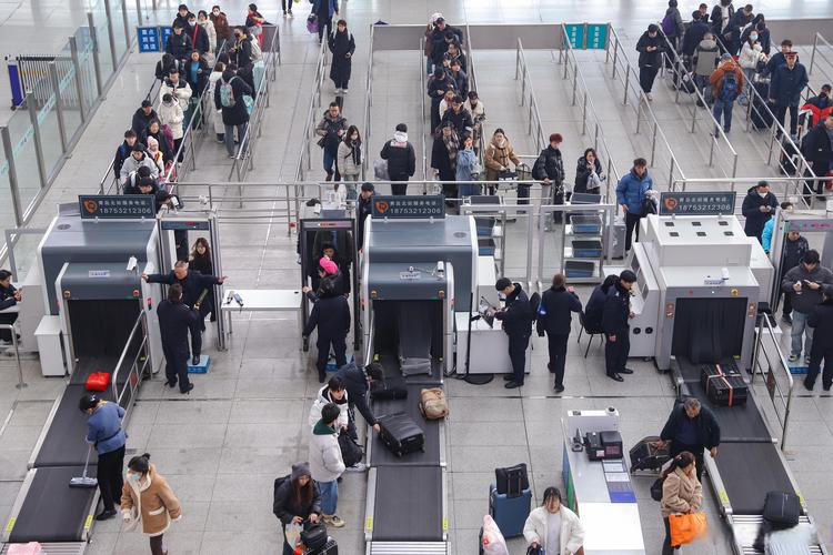 (新春走基层)中国最大港口客滚综合枢纽投产后的首个春运:旅客过海“忙” 现场指挥“畅”
