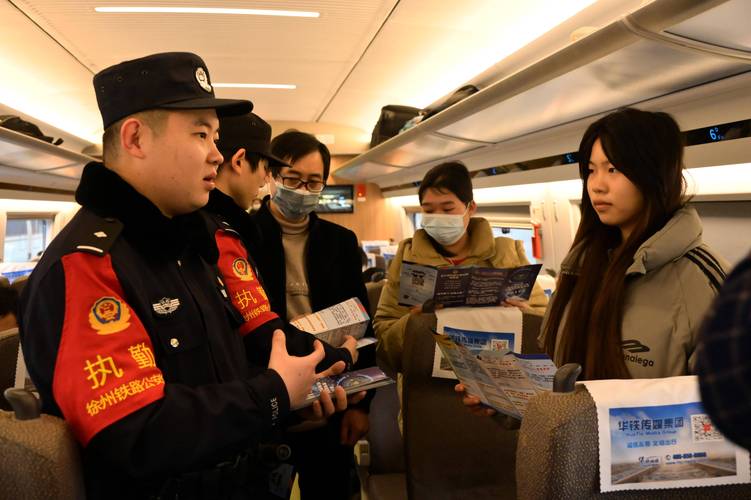 铁路公安加强站车治安巡查防范 护航学生回家路