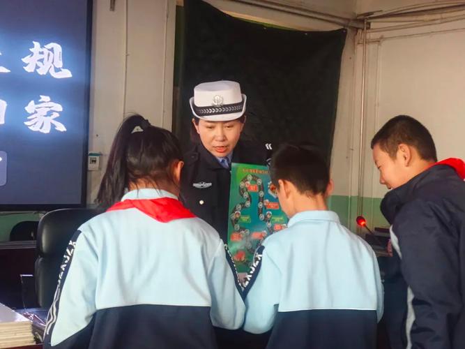兰州龚家湾交警走进辖区学校开展交通安全宣传